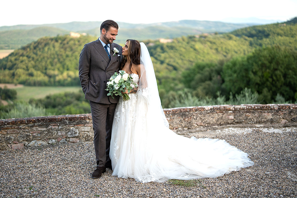Wedding couple in Montestigliano, with the Tuscan countryside as a stunning background