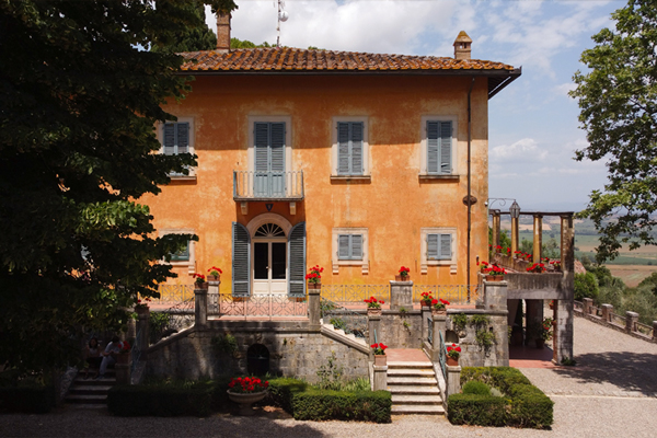 Villa Giancarlo is an elegant Italian holiday villa in the main square of an ancient hamlet in Tuscany