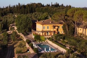 Villa Giancarlo is an elegant Italian holiday villa in the main square of an ancient hamlet in Tuscany, with swimming pool